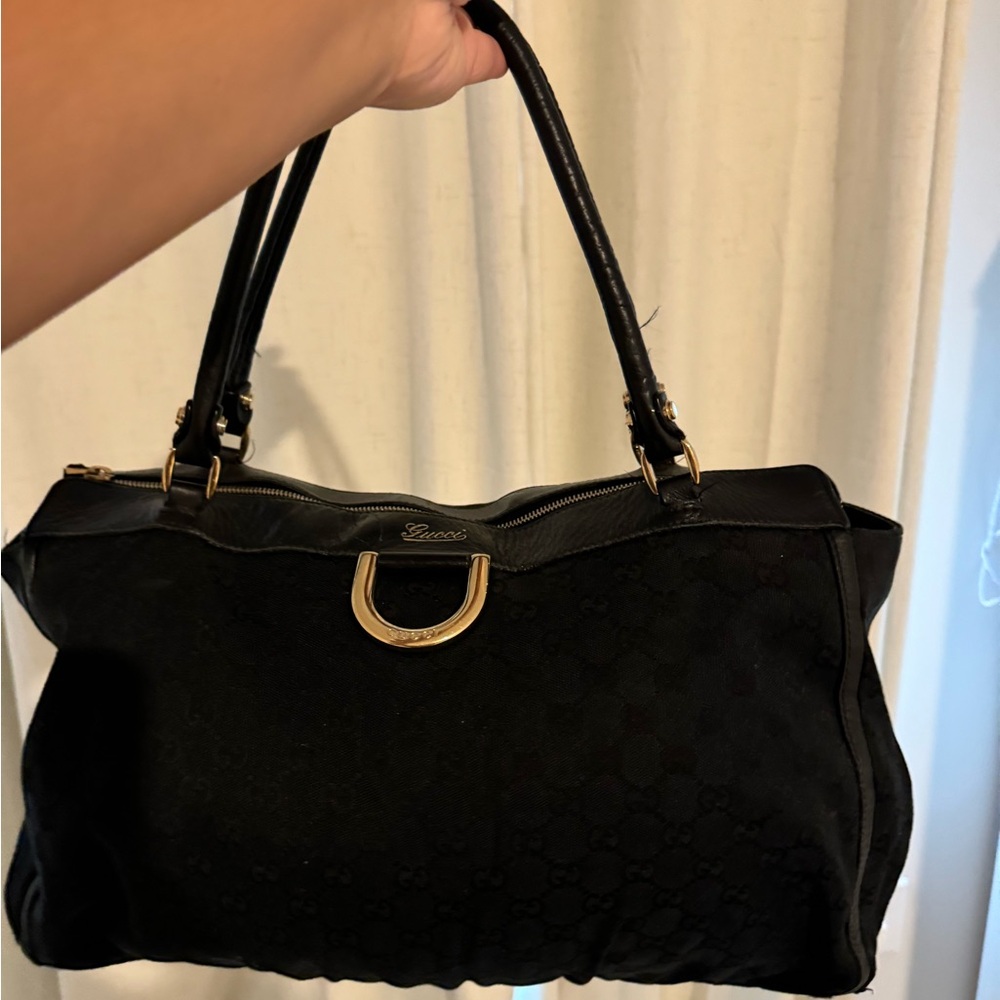 Gucci Black Shoulder Bag with Timeless Elegance